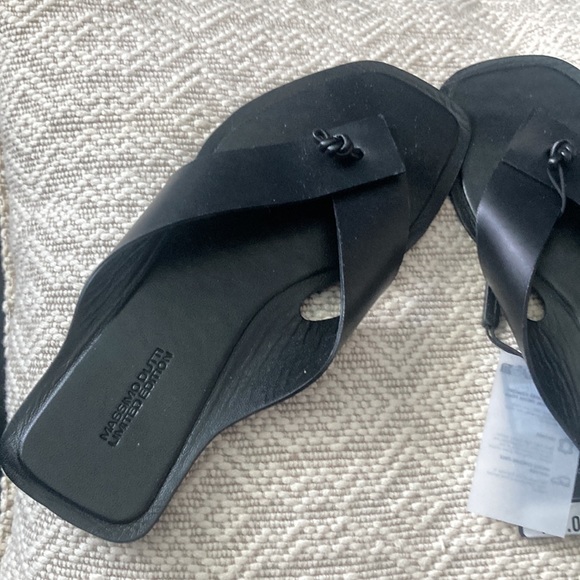 Beautiful black flip flops. - Picture 2 of 5